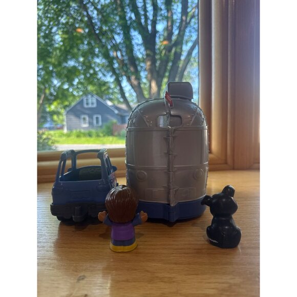 Fisher-Price Little People Light Up Learning Camper Playset With Figures - Picture 3 of 9